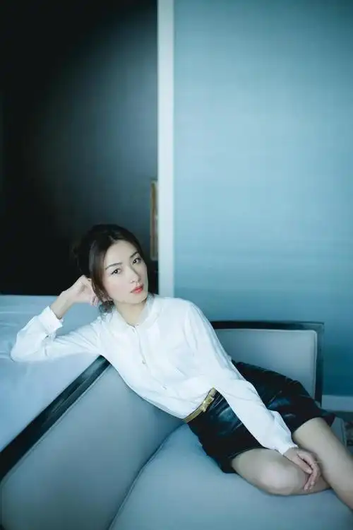 点缀,弱化了深色的成熟感,同时蕾丝浪漫唯美的风格衬托的万茜风情万种