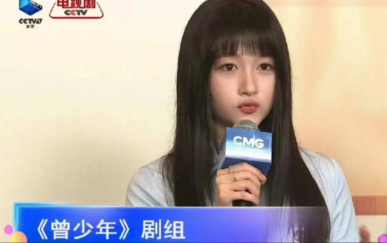 关晓彤的旧照!应该是高中时期的,这北京丫头打小就是个碎嘴子