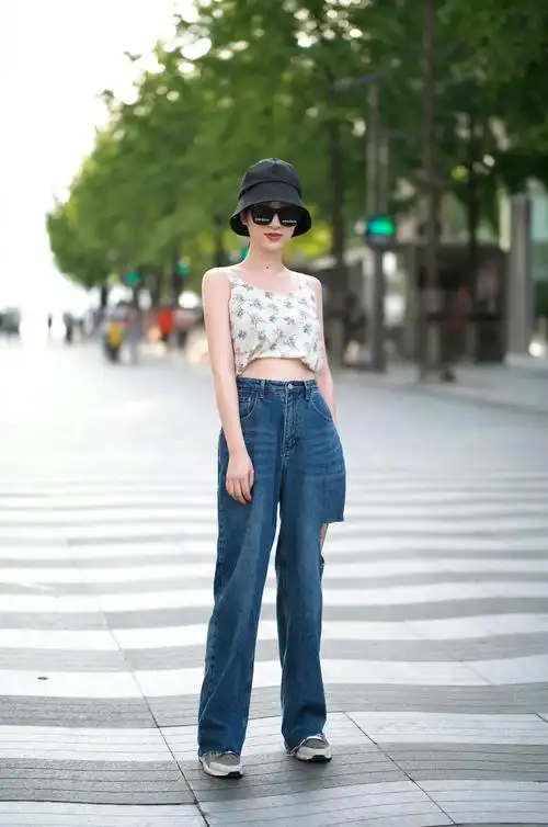 那该选择什么样的上衣与破洞牛仔裤搭配呢?