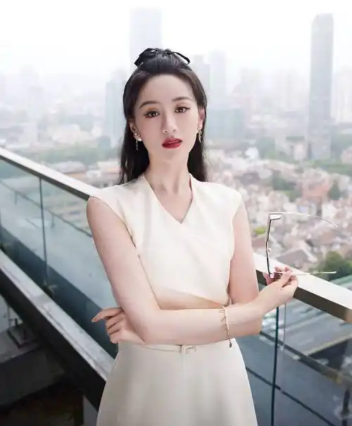 袁冰妍白色v领礼服红唇性感写真_袁冰妍_礼服_红唇