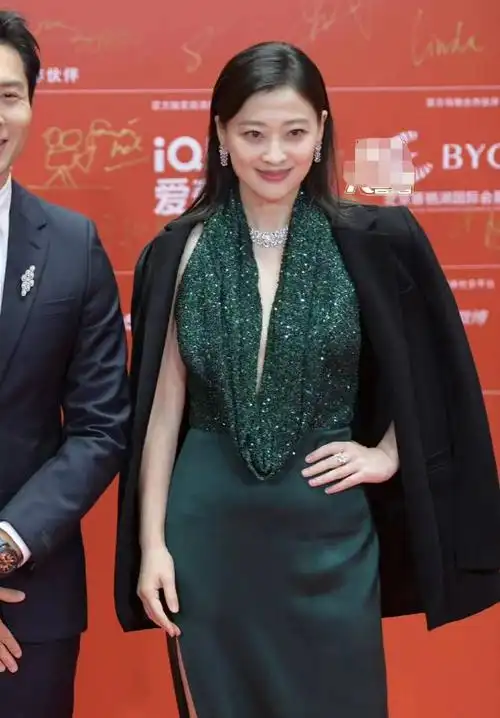 但这并不影响她的美貌,反而随着年龄的增长,梅婷身上的那一种随性松弛