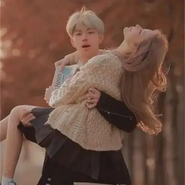 情侣拥抱在一起超级甜的头像有的爱意很隐晦只能听歌独自想念