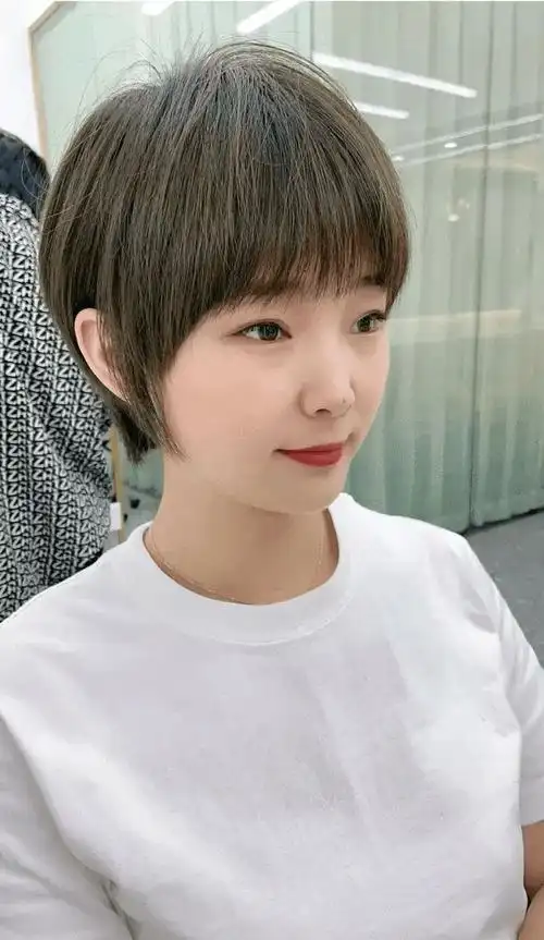 碎发是日常生活中比较常见的发型,有全露耳和半露耳两种,时尚自然很接