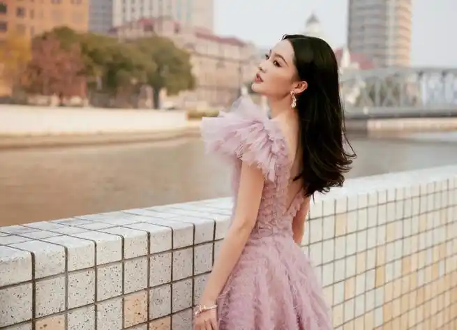 李沁超话紫雾轻纱,拂微风清浅.@李沁夜色将临,眺温柔氤氲.