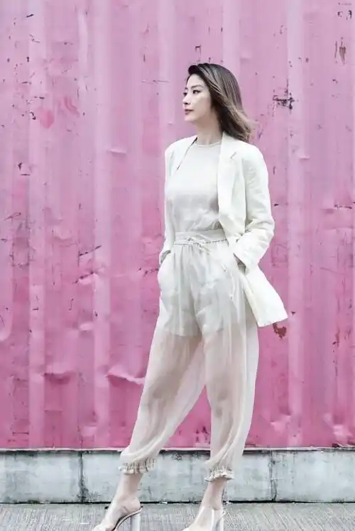 陈慧琳挺会拿捏时尚,穿西装配"时尚裤",非但不俗气反而很高级_面料