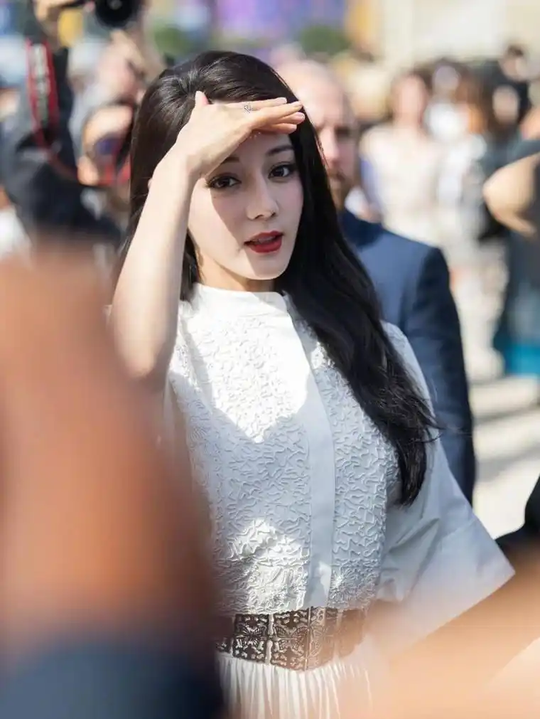 迪丽热巴造型绝美,一袭白裙飘逸灵动,与王俊凯同框画面十分养眼
