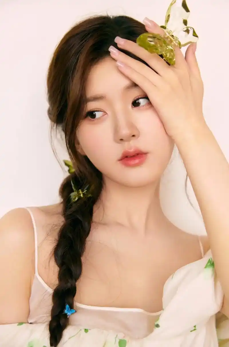 小花赵露思,清新靓丽,笑容甜美,仿如画中人.