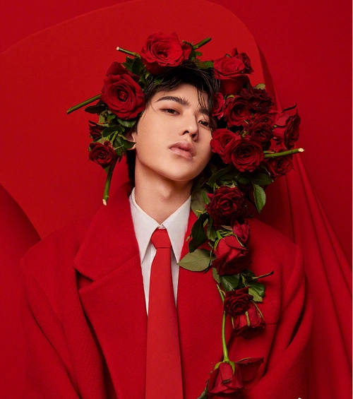 蔡徐坤被玫瑰花"包围"了,网友直呼惊艳!本尊转身就连发3张照