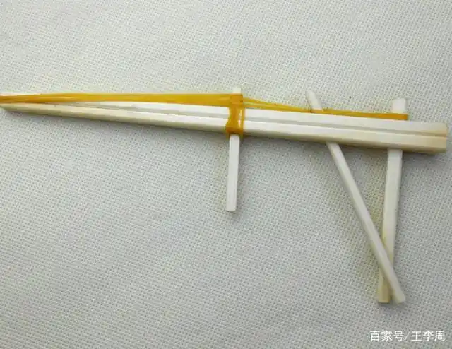 8,橡皮筋钩住  9,如图所示在拿一根往前钩住  10,简易的皮筋手枪完成