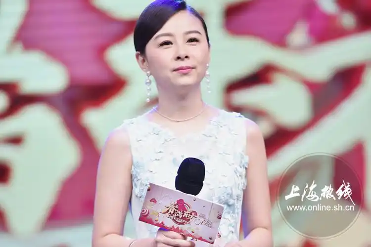 周瑾依旧走可爱风,珍珠耳环抢镜