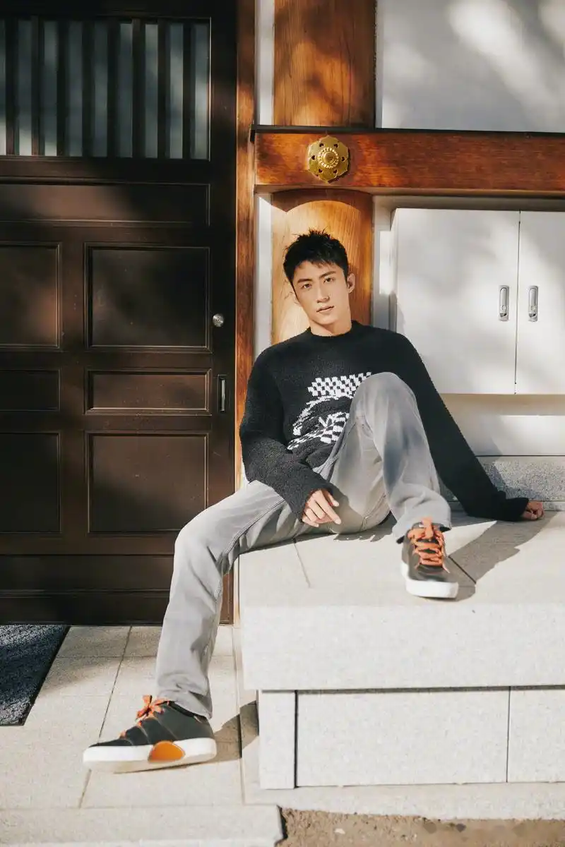 黄景瑜东京写真请查收~在秋日阳光下,身着黑色毛衣与牛仔裤,简单随性