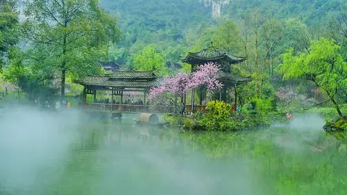 世外桃源,美丽风光.感受路上的美好景色.青山起伏,绿水长流.