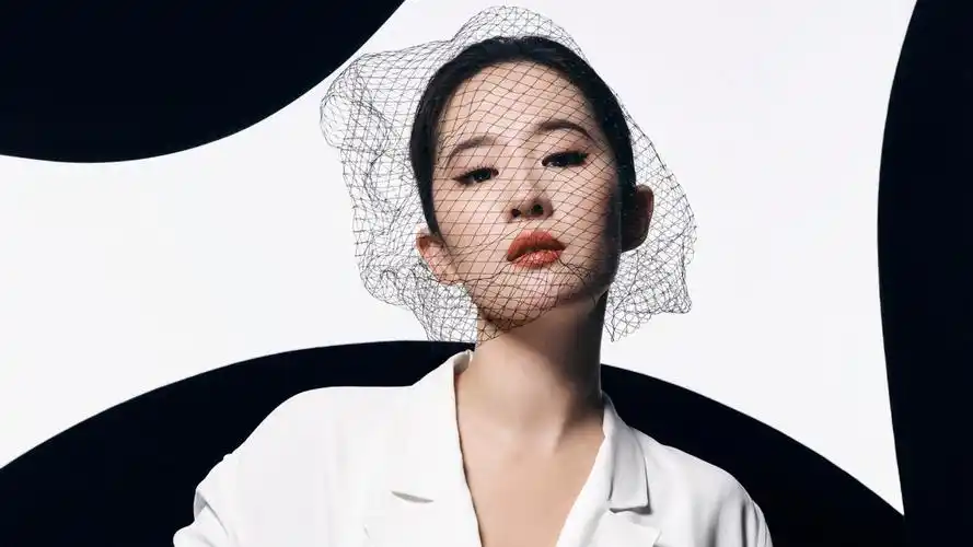 刘亦菲十登时尚芭莎,化身高贵优雅白天鹅,近四年首位双封面待遇