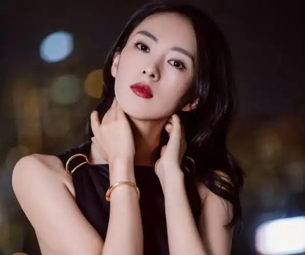 与张国立儿子恋爱过,后与大17岁富商结婚,童瑶人到中年事业红火_腾讯