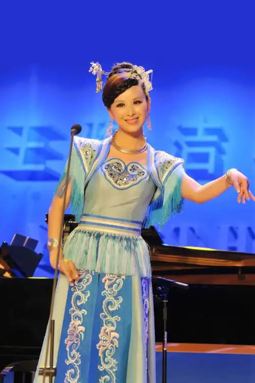 p data-id="gnwxjy7fnt">王雅洁,女,空政文工团优秀青年歌手,出生于