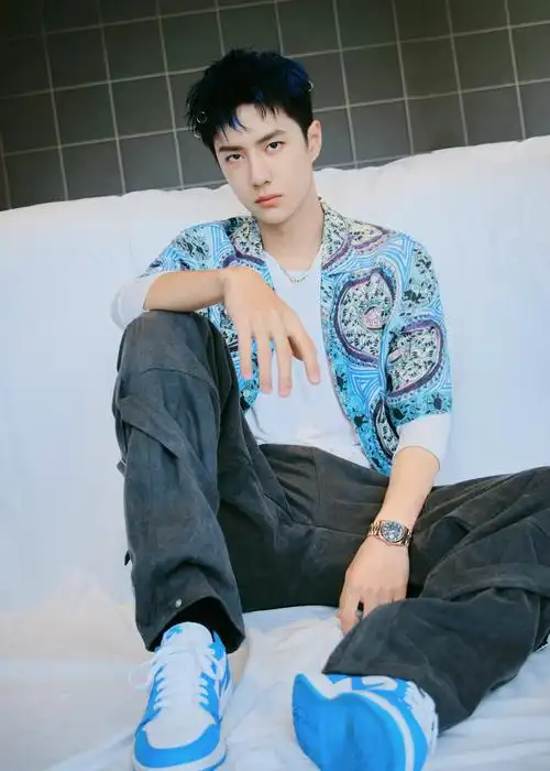 王一博节目造型来了,蓝色精致挑染短发,清爽帅气