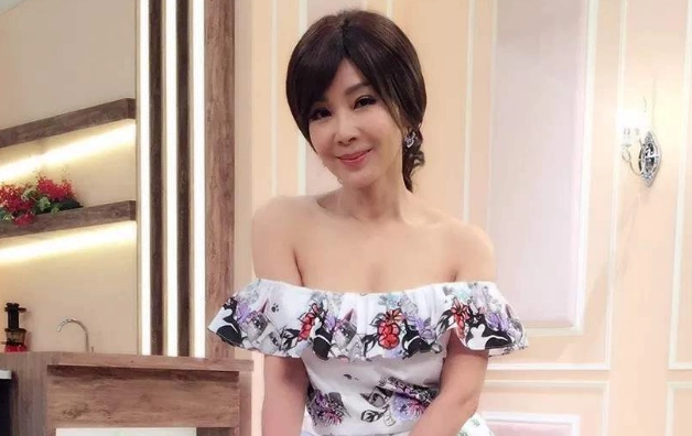 她曾经包养过罗志祥,随手给7千万分手费,如今61岁穿着大胆!