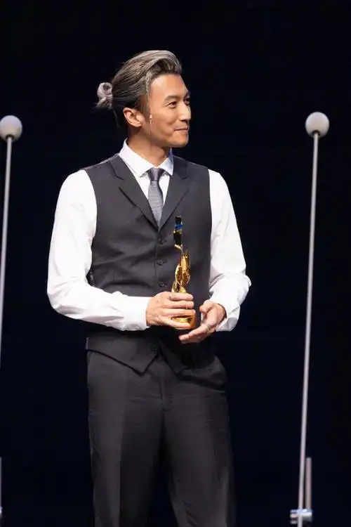 让他给周润发颁奖网友凭什么