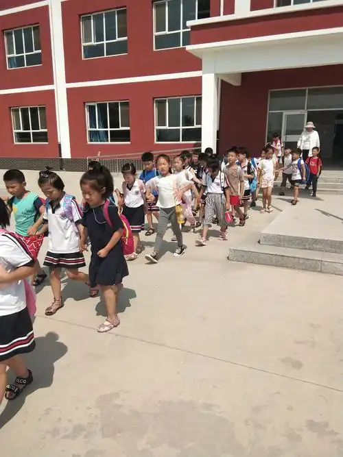 放学啦,排着整齐队伍,跟学校说再见!