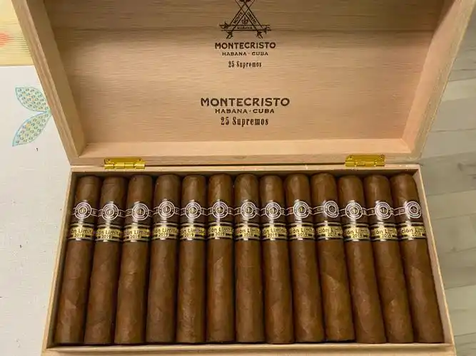 两盒颜色漂亮的老烟