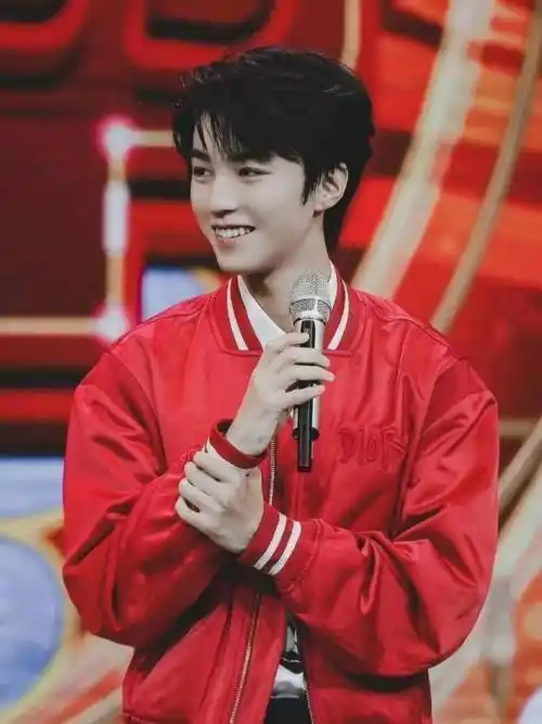 原创王俊凯穿红色夹克现身舞台进行时对舞台歌曲超自信相信会大火