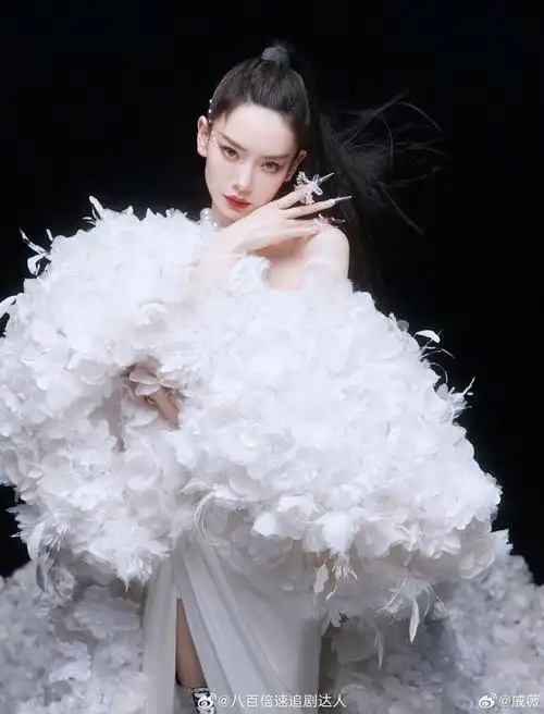 戚薇妆造审美好绝啊,就连浪姐初舞台的白色也是七种不同的白