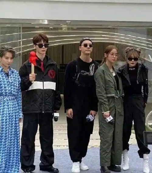 11月19日,周扬青欧阳娜娜还有陈伟霆和范丞丞等人一起参加某品牌的