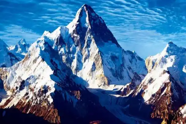 世界最高峰"珠穆朗玛峰",位于两国交界处,最后却属于中国