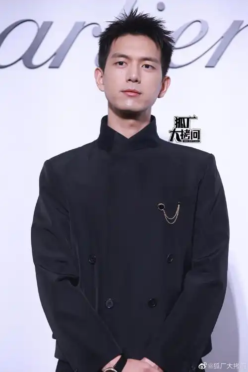 李现黑西装写真##李现黑色立领套装##李现活动生图状态
