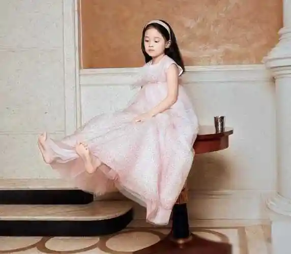 梅婷10岁女儿再演电影搭档宋佳赵又廷等演技派大合照站位抢