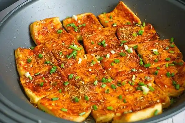 火爆街头的铁板豆腐,在家3元做1盘,秘制料汁教给你,学会能摆摊