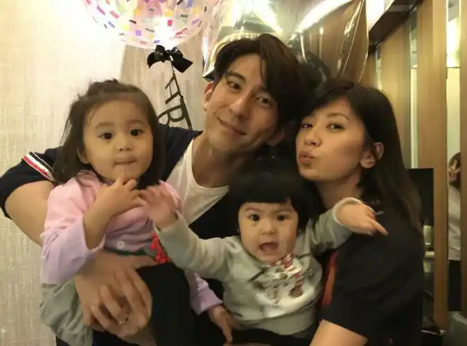 贾静雯首晒与老公修杰楷结婚照绝美婚纱大秀精致美背性感又迷人