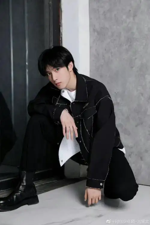 刘耀文十七岁第一张自拍照##刘耀文晒十七岁第一张自拍照