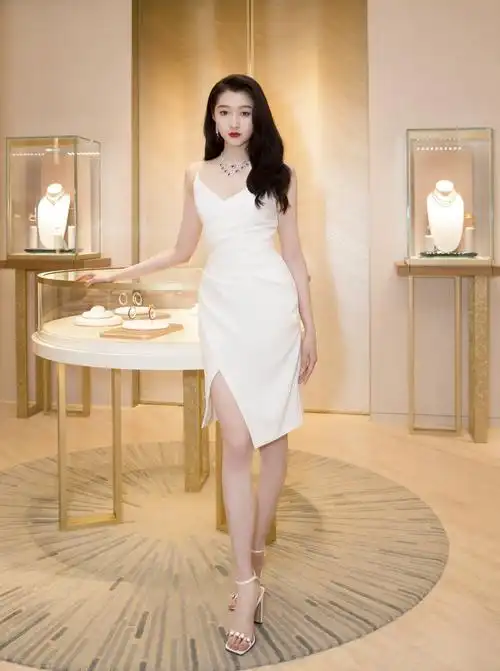 fred斐登携手中国prettywoman代言人关晓彤共同揭幕北京王府中环旗舰