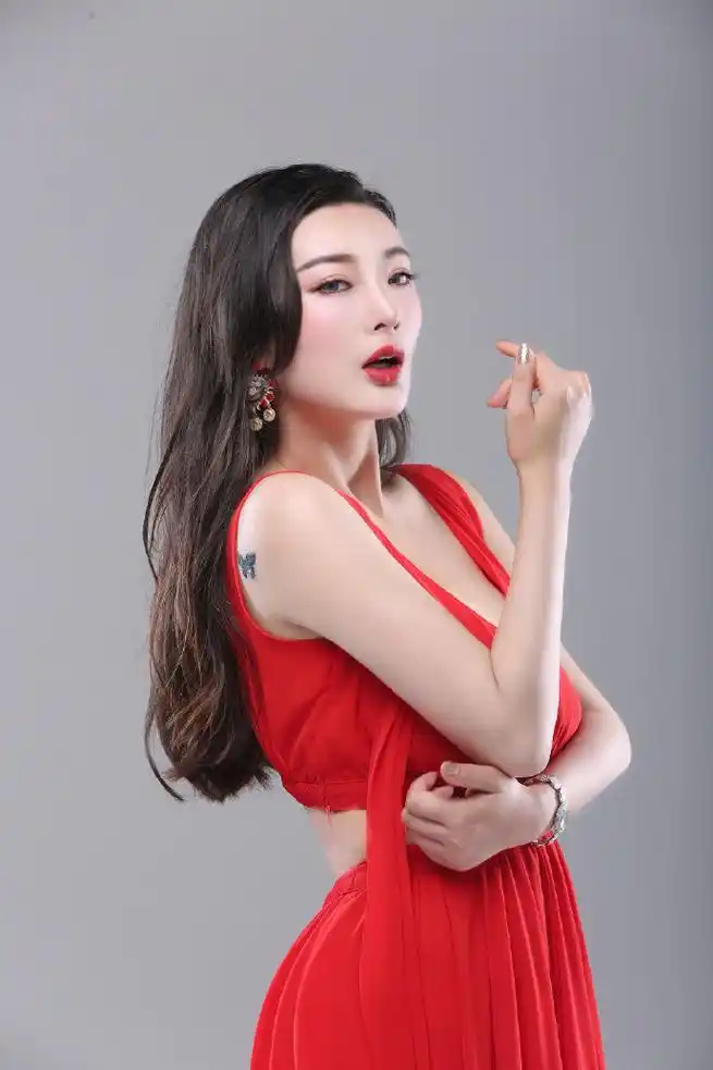 王李丹妮的身材与颜值备受好评 王李丹妮是中国内地的女模特,演员