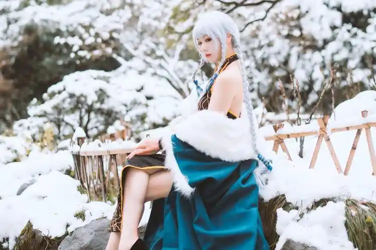 cosplay爱好者大雪中不畏严寒漏大长腿雪中拍艺术照
