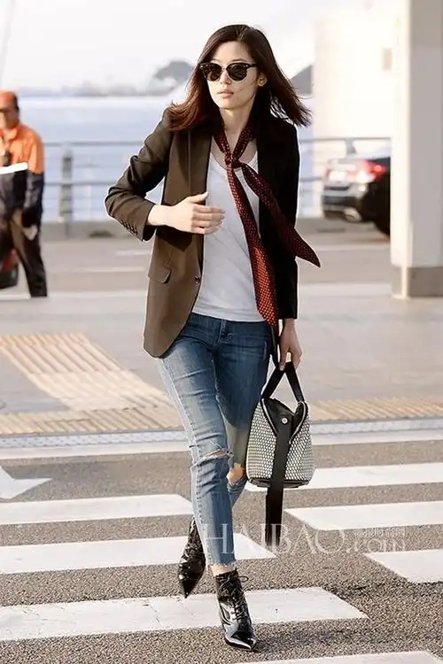 女星演绎春日热门单品穿搭 韩国模特张允珠4月1日韩国仁川机场街拍