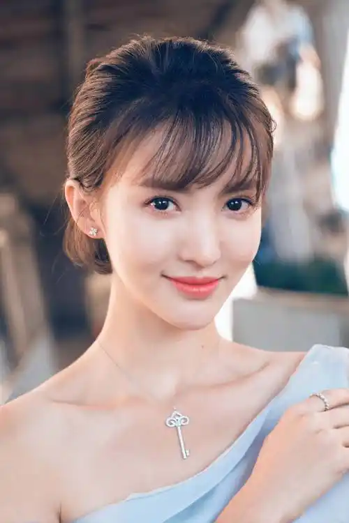 金晨曾在2011年因出演武侠剧《七种武器之孔雀翎》进入演艺圈,后来她