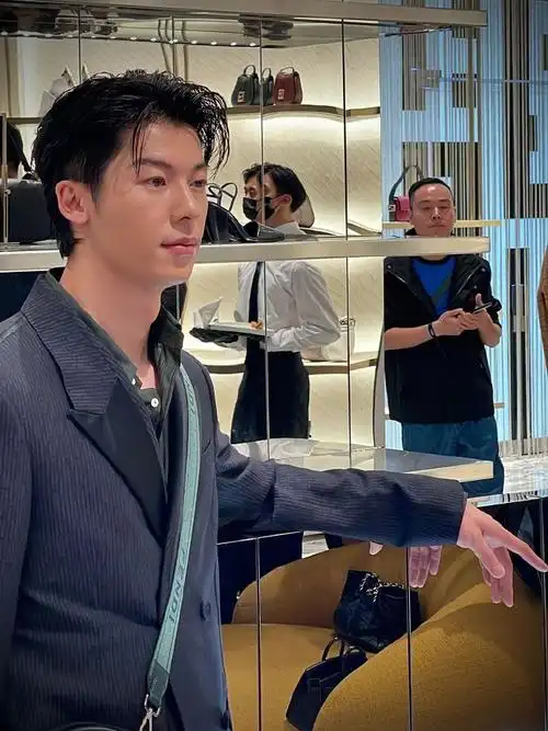 被程潇今天这套造型狠狠帅到,许光汉不用说生来就素偶们老公!