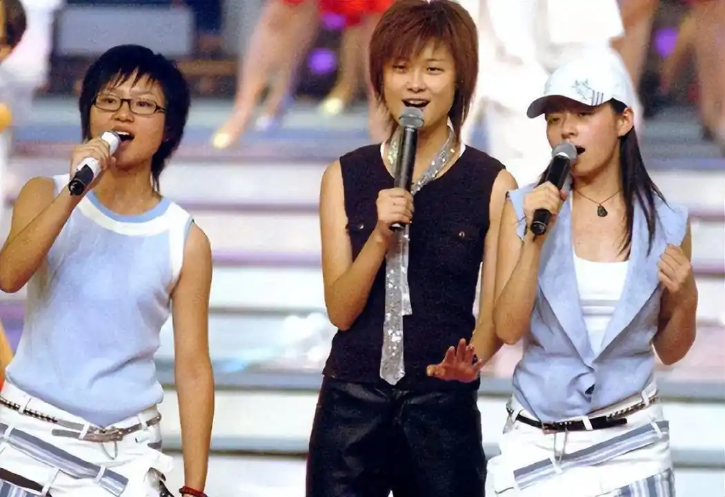 《超级女声》第二届热选中,正读大三的李宇春看准机会,报名参与.