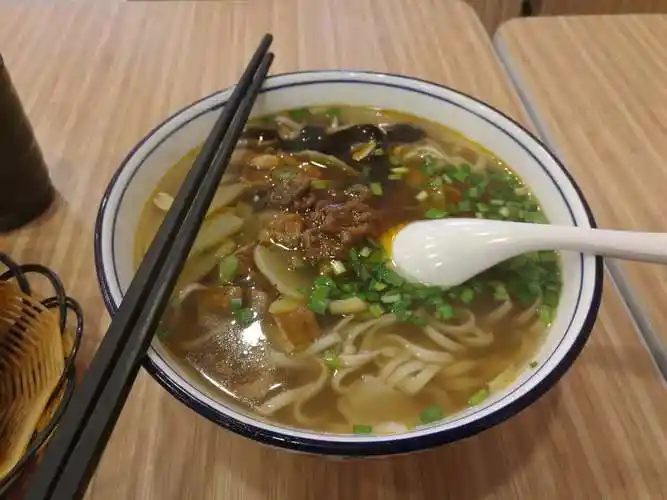 经常来这家店吃面和肉夹馍,卖相好,味道也还是不错的!