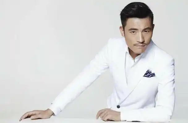 演员耿乐,家世显赫,是新中国国徽设计师的孙子,同时也是《黄河大合唱