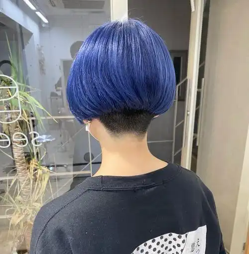 推边头也可以和波波头做搭配,配上全头蓝色的染发,时尚效果不一般,很