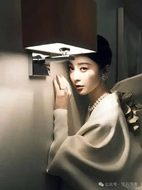 范冰冰亮相第十七届亚洲电影大奖造型又双叒叕出圈大钻戒澳白珍珠项链