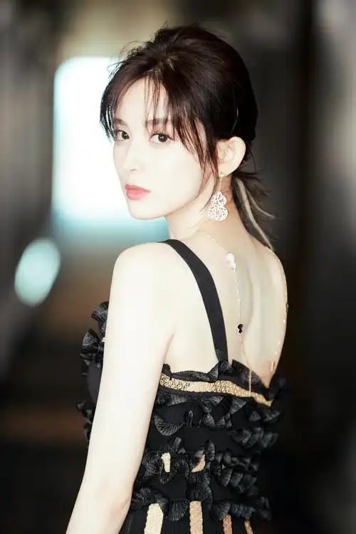 p>古力娜扎(gulnazar),1992年5月2日出生于新疆乌鲁木齐市,中国内地