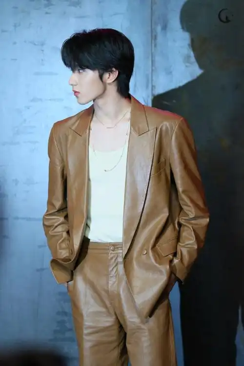 刘耀文饭拍氛围感#再来看一波刘耀文大秀饭拍图这宽肩长腿身材比例