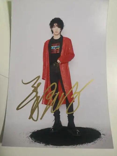 观观来给大家送新春福利啦,观观带着帅气的小哥哥华晨宇的签名照走