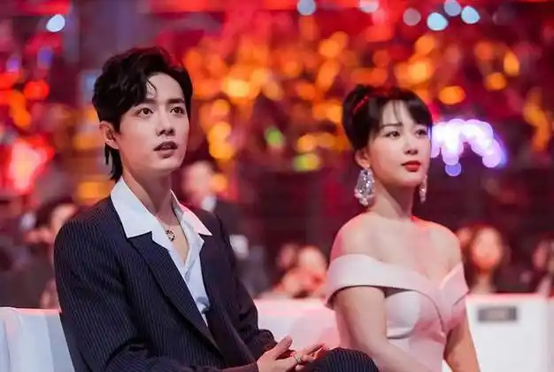 紫粉立马速辟谣,志在事业无恋情|李现|张艺兴|娱乐圈|第一狗仔卓伟