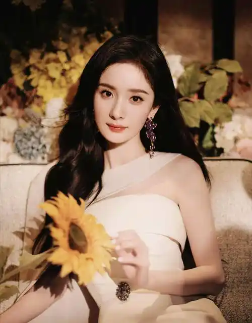 杨幂身着开叉披风白裙 微卷长发,甜美优雅,让人心动_魅力_气质_花朵