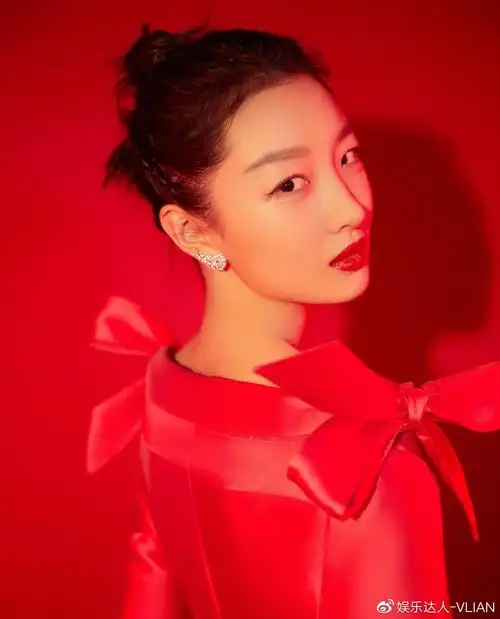 周冬雨成为全球最美面孔说有30岁危机想参加乘风破浪的姐姐